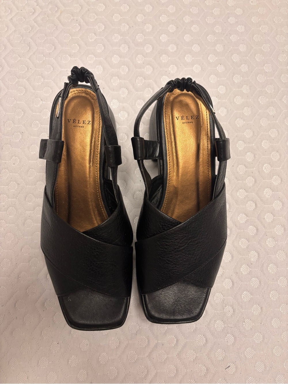 Vélez Black Leather Cross-Strap Slingback Sandals